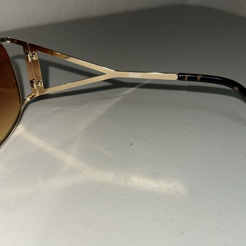 Quay Australia BADDIE BEHAVIOR  Sunglasses Gold Frame NEW - Picture 6 of 6